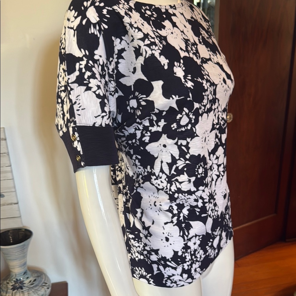 NWT jones NY size small Floral navy  and White Women's Top